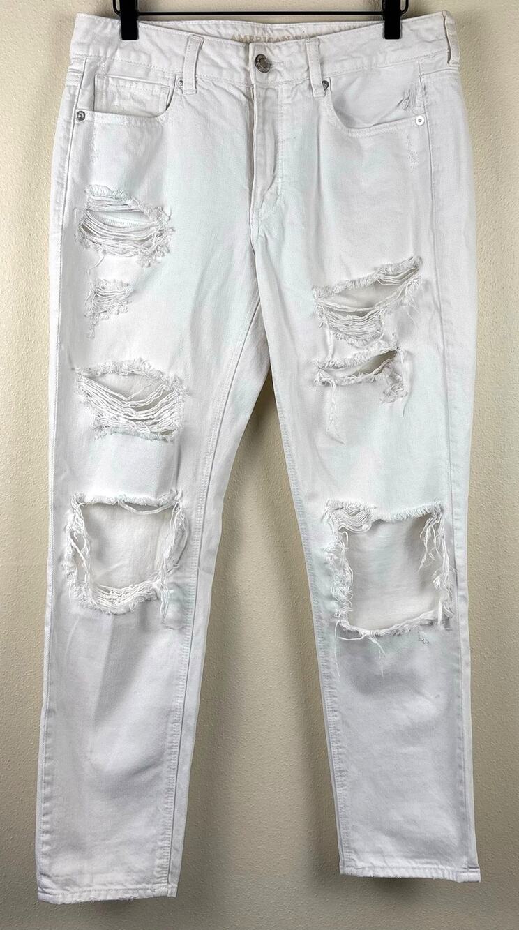 American Eagle Distressed Tom Girl Jeans Size 6 in White
